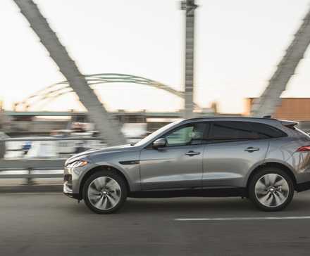 Vue de profil latérale d'une Jaguar F-PACE 2021 