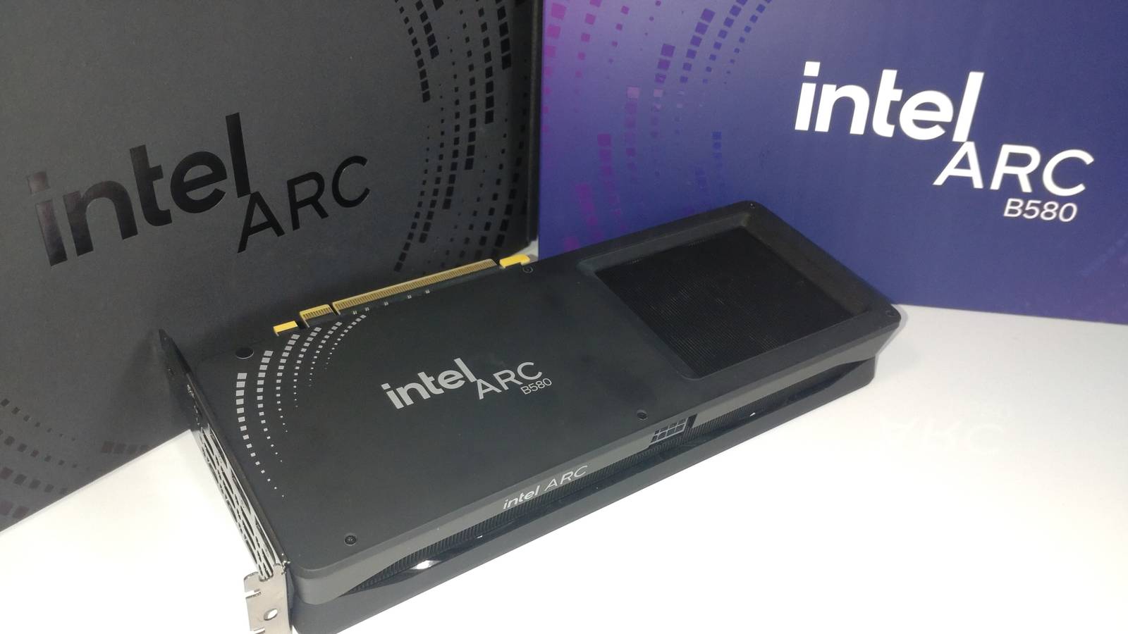 Pourquoi je recommande activement le GPU Battlemage de 12 Go d'Intel par rapport au RTX 5060