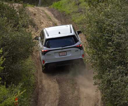 Subaru Forester hybride 2025 gravissant une pente de terre. 
