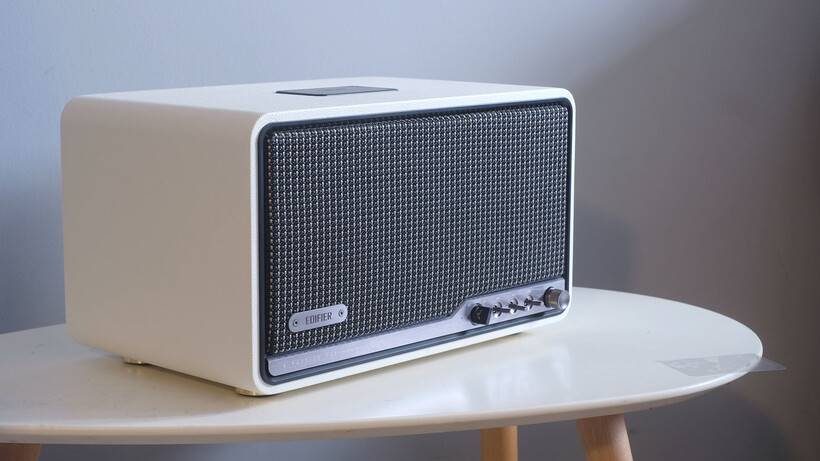 Vue latérale de l'Edifier S300