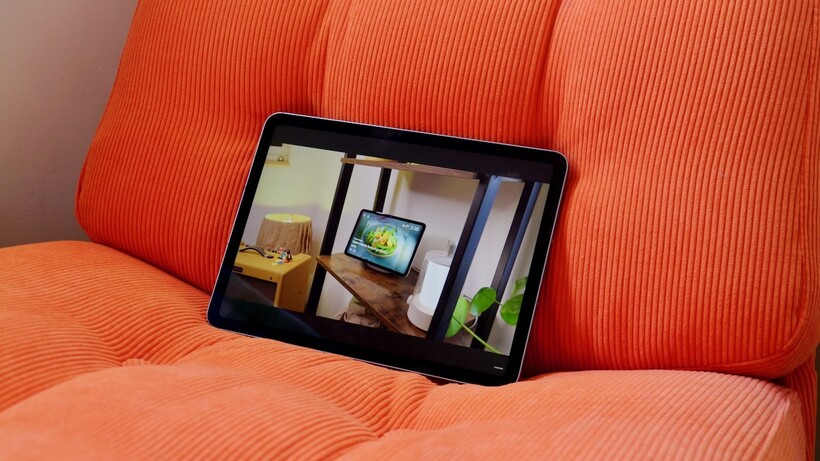 Apple iPad Air M4 en train de regarder une vidéo