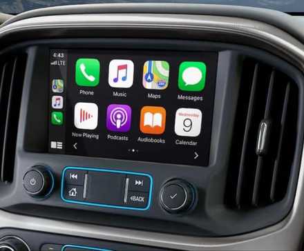 Gros plan de l'écran d'infodivertissement affichant Apple CarPlay dans un GMC.
