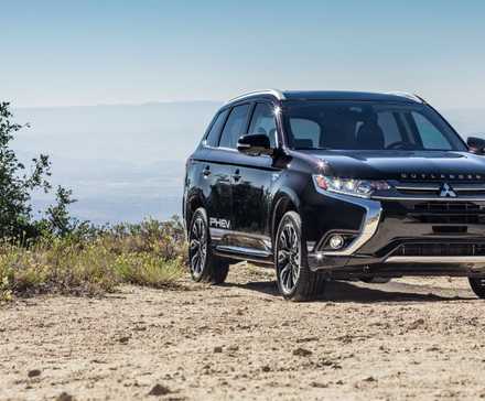 Vue avant du Mitsubishi Outlander PHEV 2018 noir garé sur du gravier.