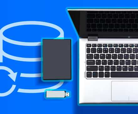 Un ordinateur portable avec une clé USB et un disque dur externe à côté et une icône de sauvegarde.