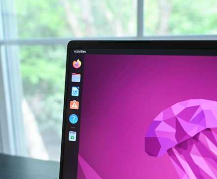 La barre d'outils latérale du bureau Ubuntu sur un moniteur d'ordinateur portable.