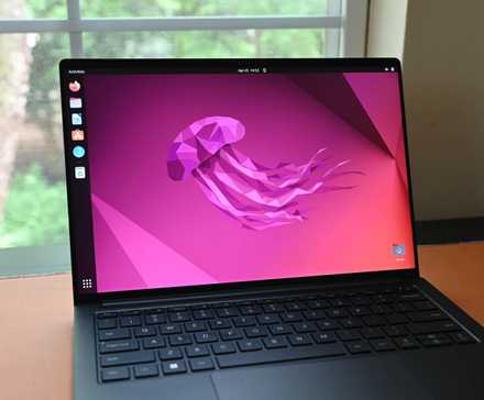 Un ordinateur portable sous Linux avec l'heure visible sur le bureau. 