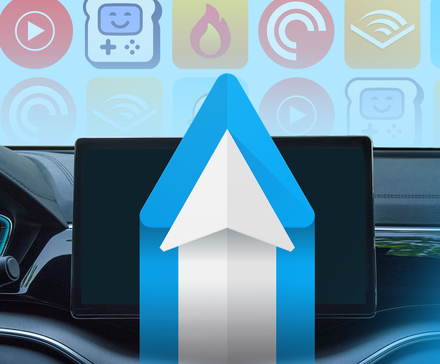 Tableau de bord de voiture avec écran central affichant le logo Android Auto et des icônes d'application colorées.