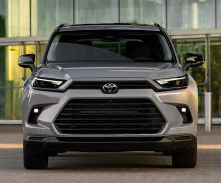 Photo statique de l'avant d'un Toyota Grand Highlander 2026 gris.