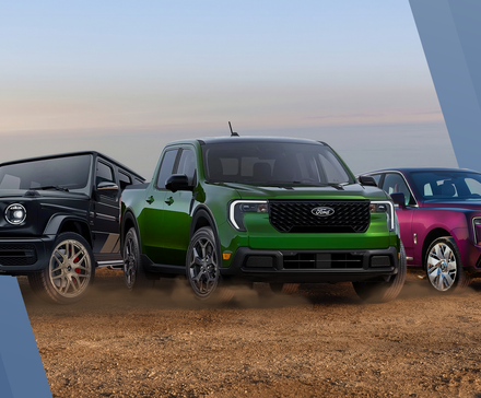 Mercedes-AMG G 63, Ford Maverick 2026 et Rolls-Royce Cullinan, côte à côte sur un chemin de terre.