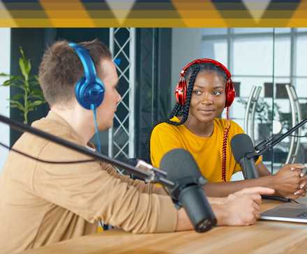 Deux personnes portant des écouteurs parlent sur un podcast.