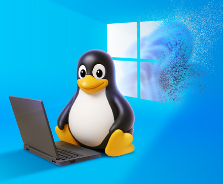 Tux, la mascotte Linux, utilise un ordinateur portable alors que le logo Windows derrière lui disparaît sur fond bleu.