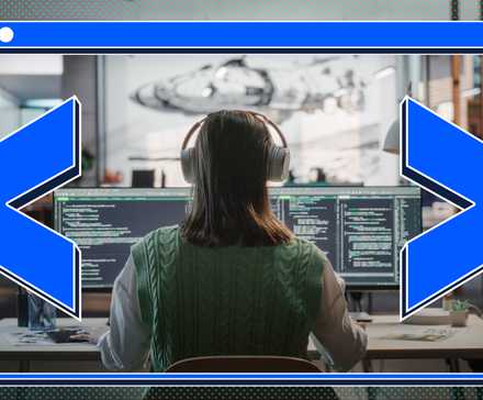 Une femme codant sur son ordinateur avec des symboles inférieur à et supérieur à autour d'elle.