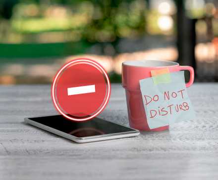 Un téléphone avec l'icône Ne pas déranger planant au-dessus de l'écran et une tasse à côté intitulée « Ne pas déranger ».
