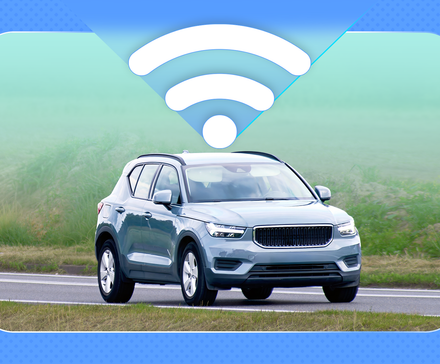 Un SUV argenté roulant sur une route avec un grand symbole Wi-Fi blanc flottant au-dessus.