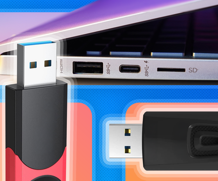 Ports USB d'un ordinateur portable et de deux clés USB.