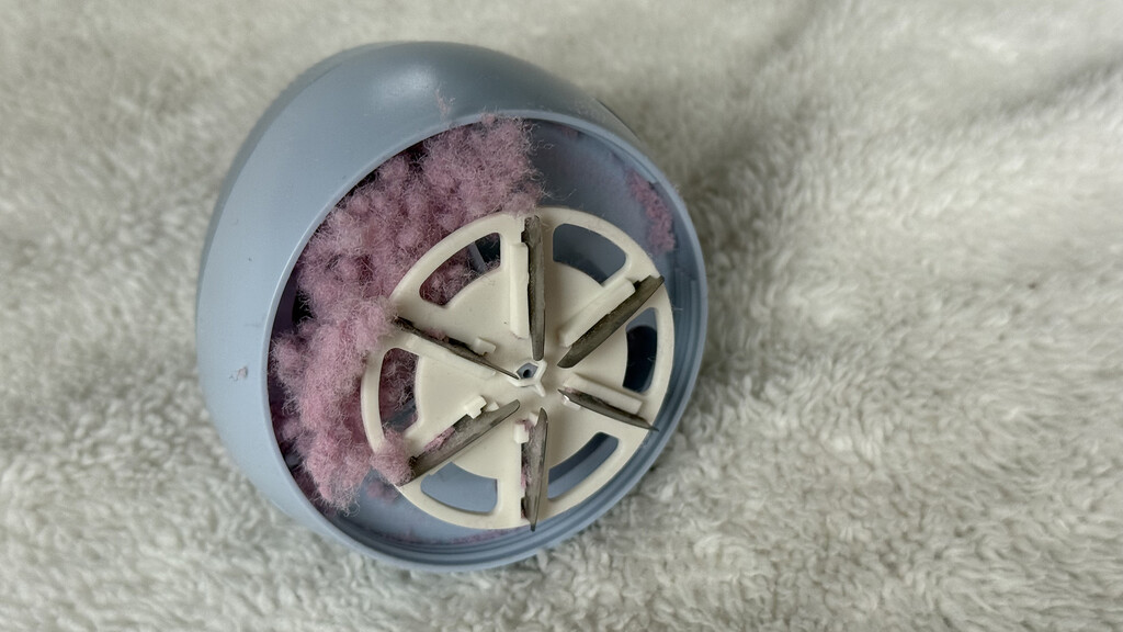 Peluches dans les lames du rasoir en tissu Philips série 1000