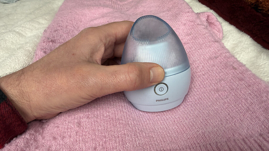 Rasoir en tissu Philips série 1000 l'utilisant sur un pull