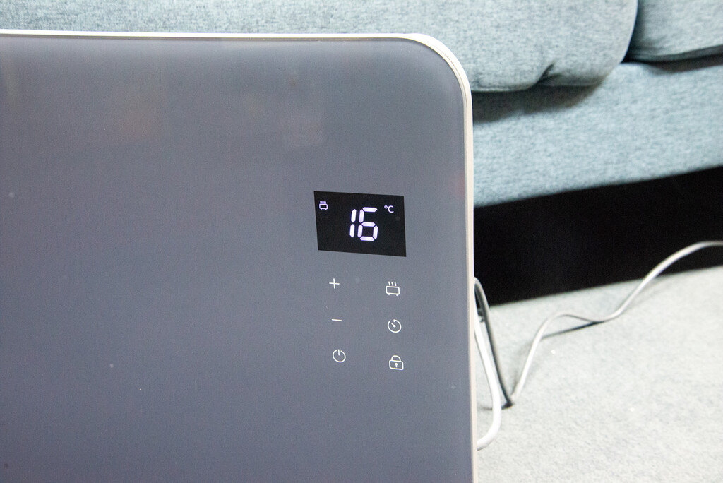 Écran principal et commandes du panneau chauffant en verre noir MasterPlug Auraline