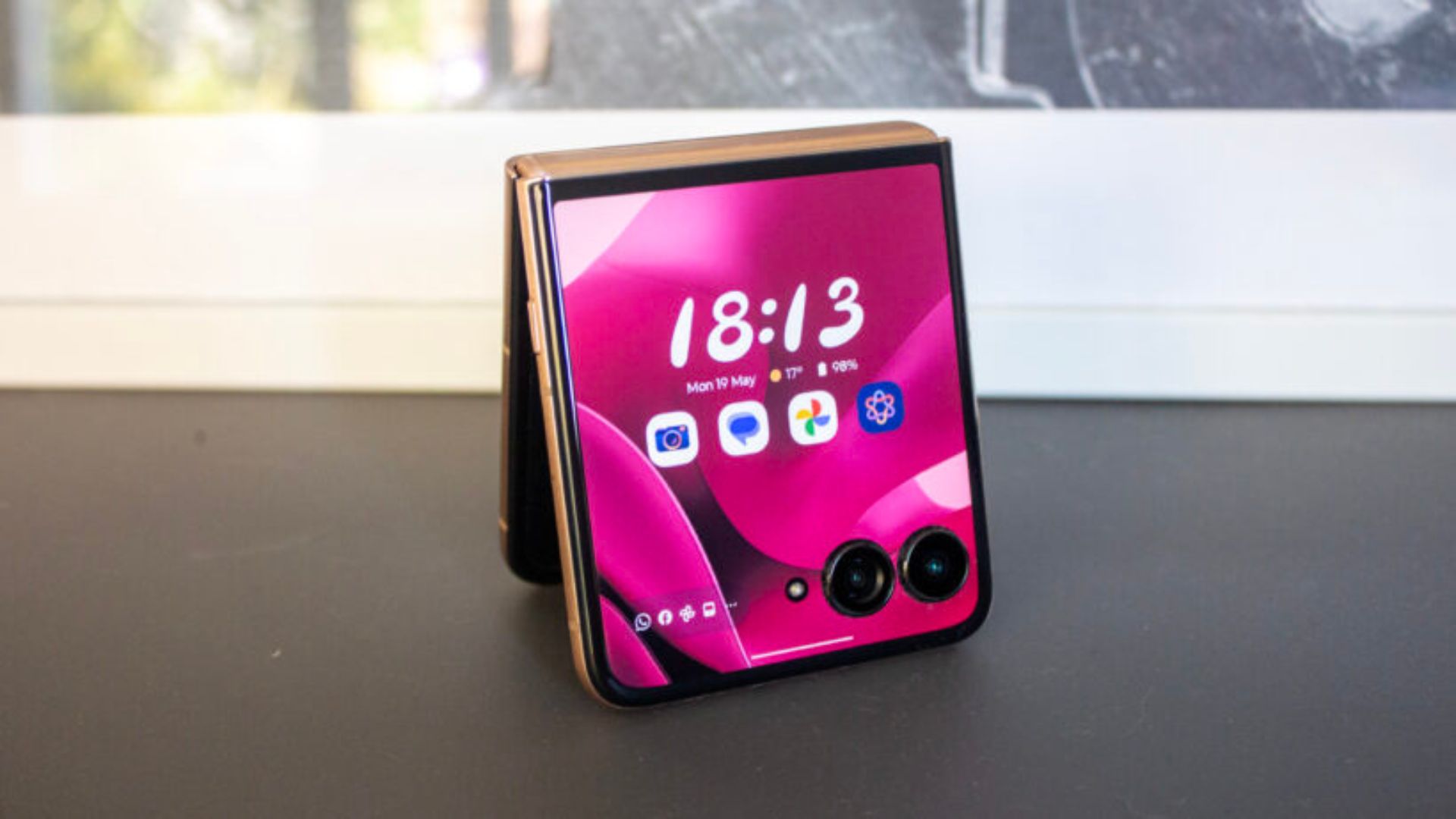 Les nouvelles fuites du Motorola Razr présentent un pliable d'apparence familière dans de nouvelles couleurs