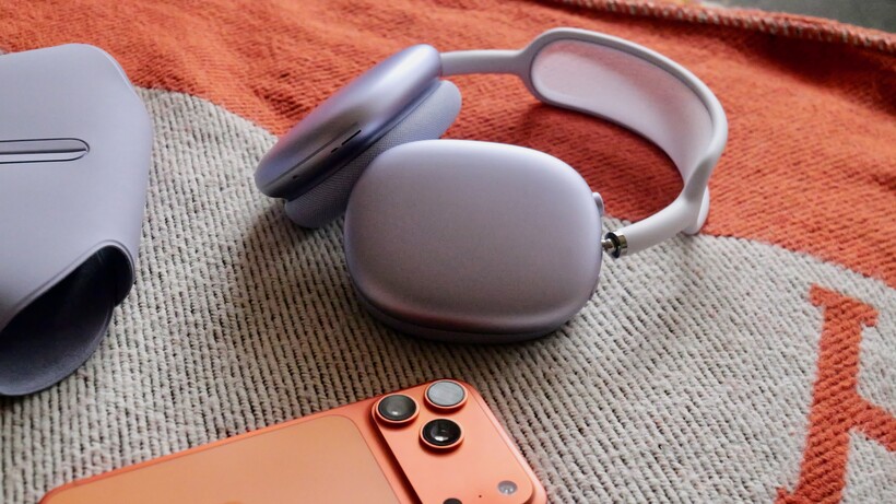 Des Airpods Max 2 à côté d'un iphone 17 pro