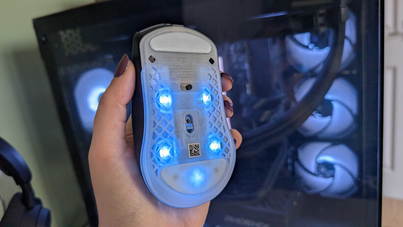 La souris SteelSeries Aerox 3 Wireless Gen 2 brille en bleu