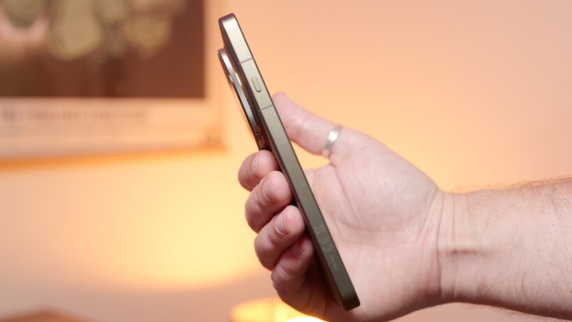 Oppo Find X9 Ultra - profil latéral en main