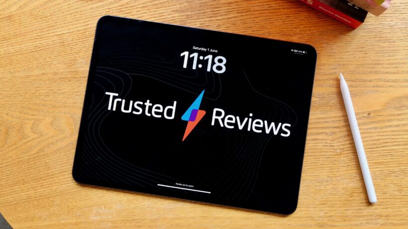 Apple iPad Pro M4 2024 face avant avec écran sur logo TR