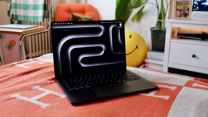 MacBook Pro M5 Max incliné