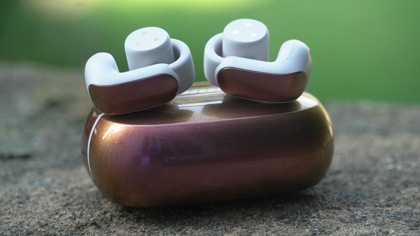 Écouteurs Bose Ultra Open sur le dessus du boîtier