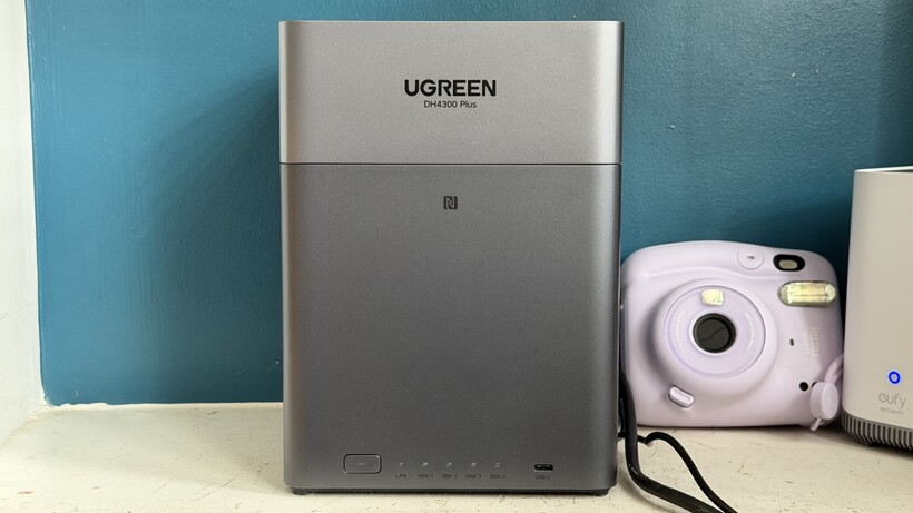 UGreen NASync DH4300 Plus sur une étagère