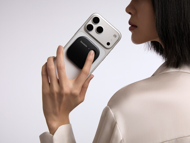 Appareil Speakon noir connecté à un iPhone blanc