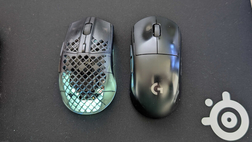 La souris SteelSeries Aerox 3 Wireless Gen 2 à côté de la Logitech G Pro Wireless