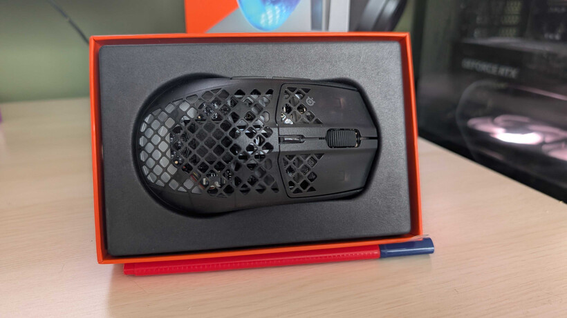 La souris SteelSeries Aerox 3 Wireless Gen 2 dans sa boîte