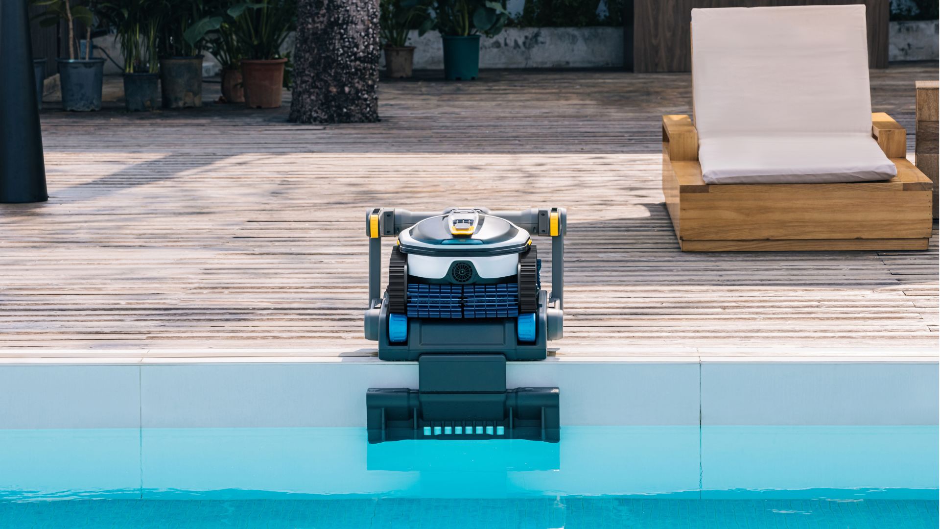 Mammotion Spino S1 Pro est un nettoyeur de piscine qui peut se soulever hors de l'eau