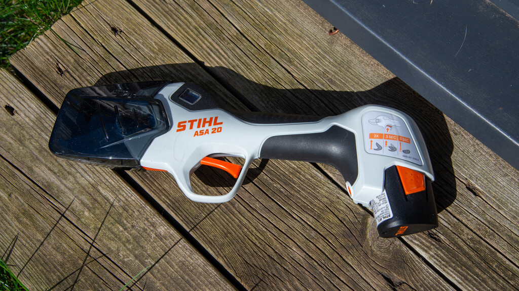 Gros plan sur le sécateur sans fil Stihl ASA 20