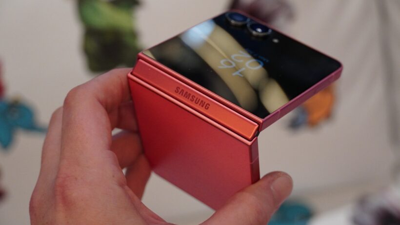 Galaxy Z Flip 7 à moitié ouvert
