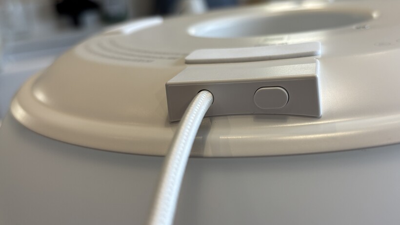 Câble et bouton de la lampe intelligente Ikea Varmblixt