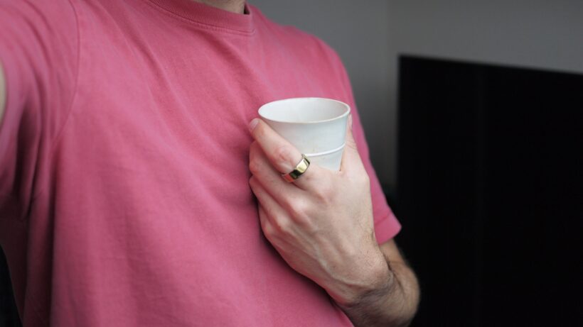 Oura Ring 4 porté avec une tasse