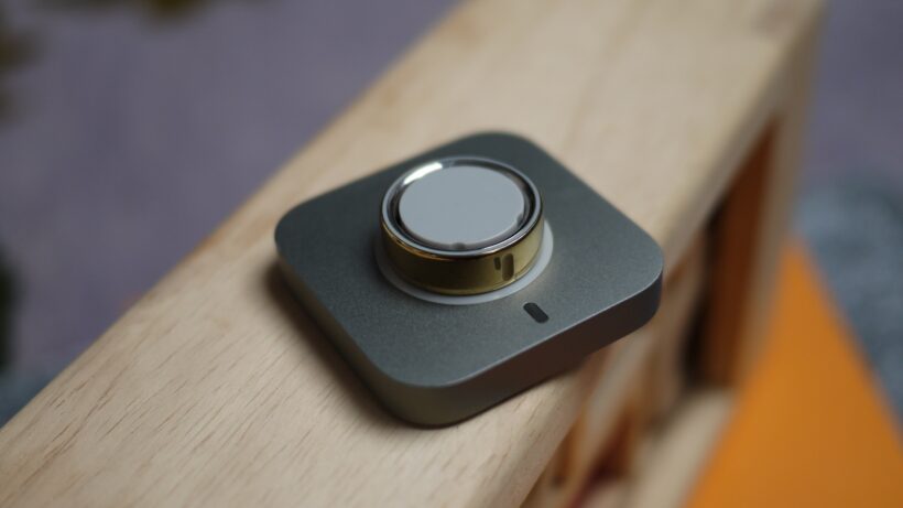 Oura Ring 4 sur chargeur