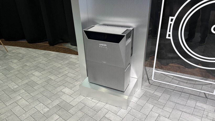 Un Anker SOLIX Solarbank 4 E5000 Pro avec batterie supplémentaire.