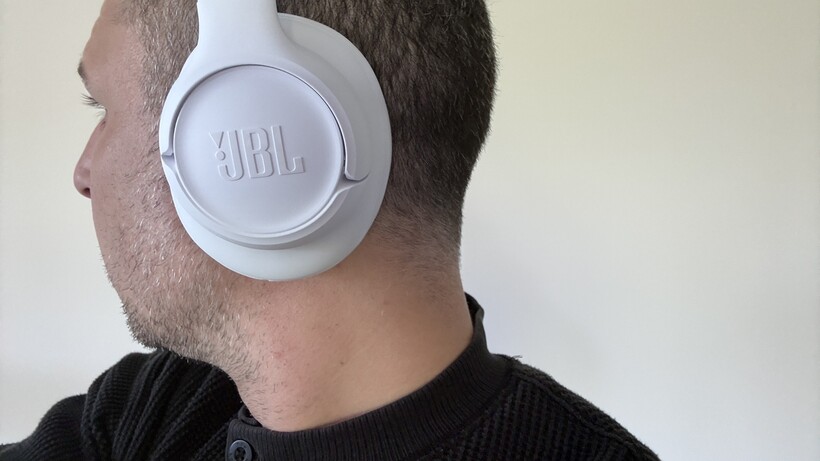 JBL 730BT porté par le critique