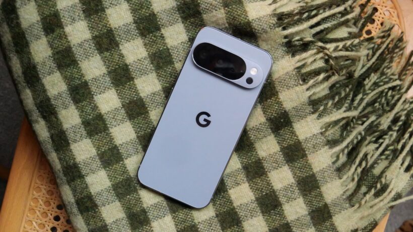 Google Pixel 10 Pro sur le dos de la couverture